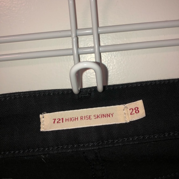 Levi’s 721 High Rise Skinny Jeans in black - Picture 4 of 5